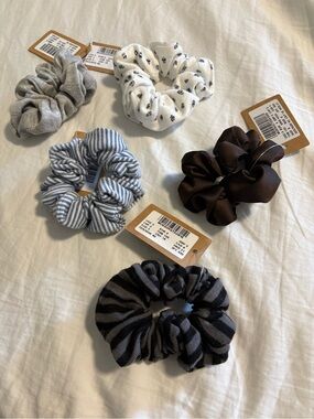 NWT Lot of 5 - Brandy Melville Hair Scrunchies Accessories